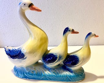 Figura vintage de loza lustrosa de los años 50, "Patos en fila", fabricada en Brasil.