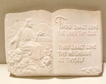 Placa de yeso vintage con la inscripción "Ama a tu prójimo": decoración religiosa de la década de 1930.