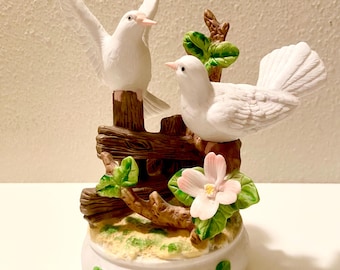 Caja de música de porcelana Sanyo antigua: Palomas blancas, diseño floral.