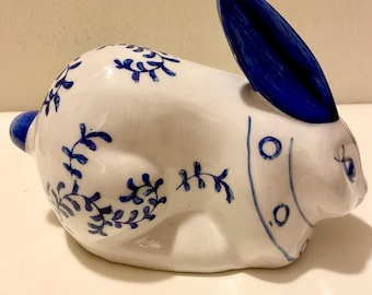 Figura de conejo de porcelana pintada a mano vintage