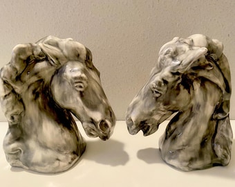 Sujetalibros decorativos de cabeza de caballo, estilo vintage de mediados de siglo, con acabado gris jaspeado de cerámica.