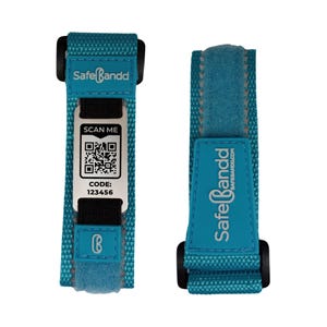 Op de afbeelding: Een turquoise blauwe SafeBandd armband met een zwarte gesp en een zilveren tag met een QR-code en de tekst "SCAN ME" en "CODE: 123456".