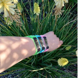 Bracelet sans souci avec code QR gravé au laser pour enfants I Aventures Voyages à l'extérieur Carte d'identité médicale Enfant perdu I Numéros de téléphone d'informations illimités Cadeau