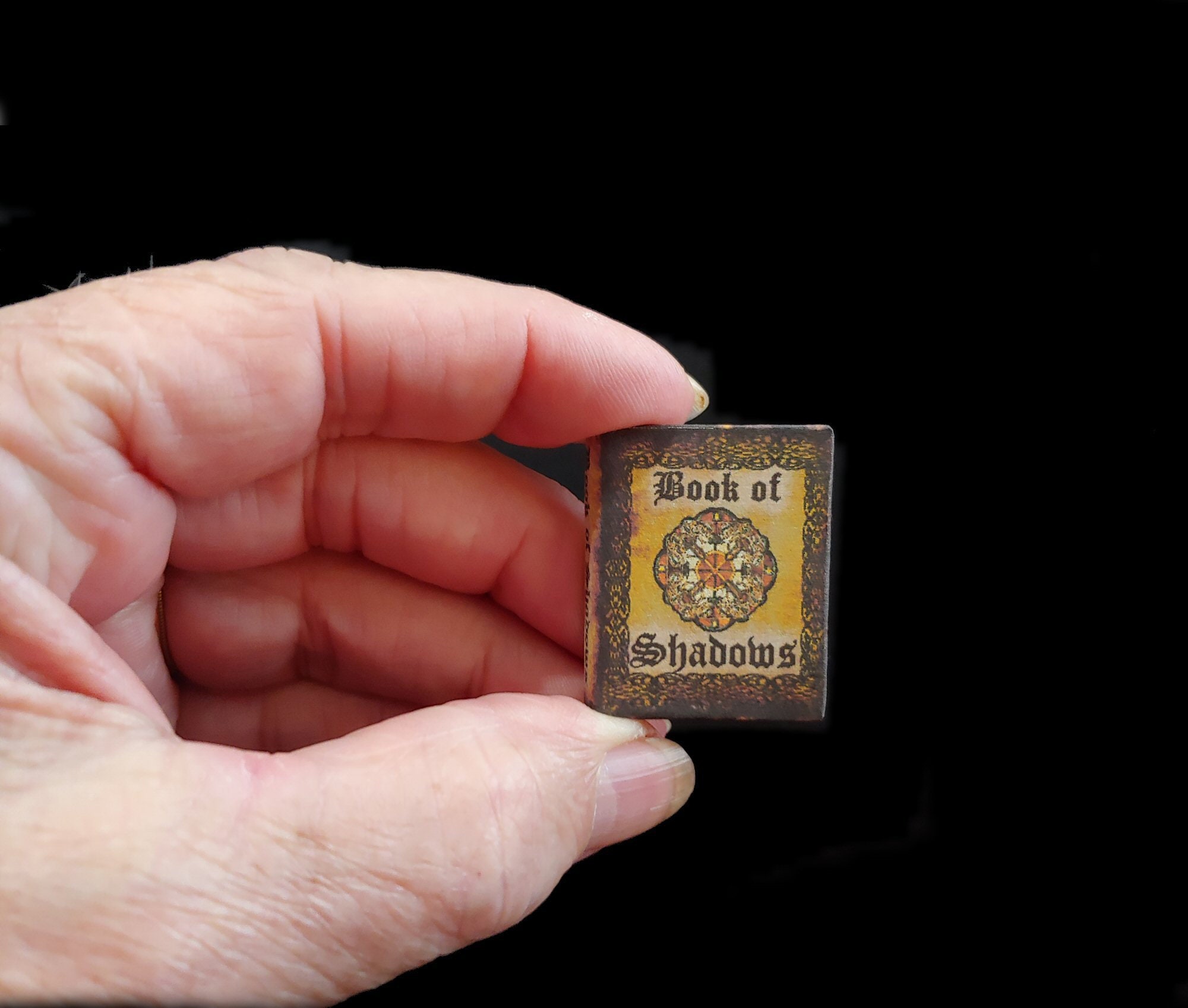 Libro In Miniatura Scala 1:6 &ndash; Il Libro Rosso Di Westmarch &ndash; Leggibile, Ispirato A Lo Hobbit
