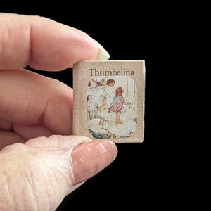 Libro en miniatura Pulgarcita de Hans Christian Andersen - Escala 1:12 - Legible - Ilustrado - Hecho a mano