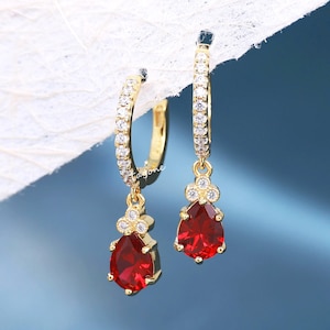 Delicados pendientes de aro de rubí en oro vermeil de 14 quilates, pendientes colgantes con forma de pera creados en laboratorio, piedra de nacimiento, regalo de cumpleaños para ella.