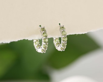 Aros de peridoto natural Huggie en plata de ley de 1,8 quilates, piedras preciosas verdes, delicados pendientes con la piedra de nacimiento de agosto, regalo para ella