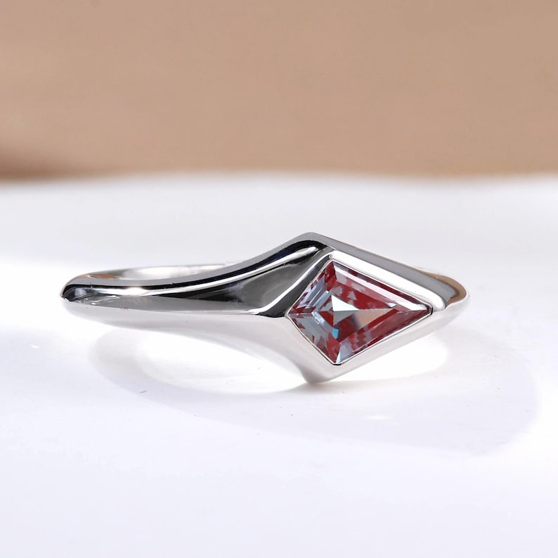 Kite Cut Lab Alexandrite Signet Ring, 14K Rose Gold Vermeil, Bezel Set Statement Ring, Minimalist Modern Promise Ring, Unique Pinky Ring image 3