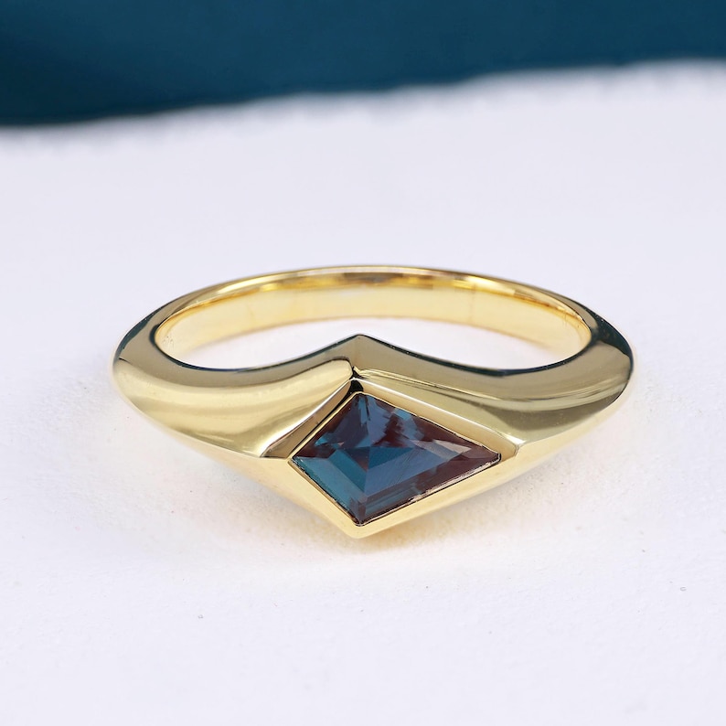 Kite Cut Lab Alexandrite Signet Ring, 14K Rose Gold Vermeil, Bezel Set Statement Ring, Minimalist Modern Promise Ring, Unique Pinky Ring image 4