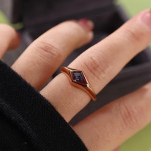 Kite Cut Lab Alexandrite Signet Ring, 14K Rose Gold Vermeil, Bezel Set Statement Ring, Minimalist Modern Promise Ring, Unique Pinky Ring image 7