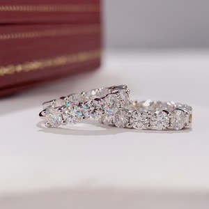 Puede incluir: Dos anillos de plata con una fila de diamantes brillantes engastados en pav&eacute;.