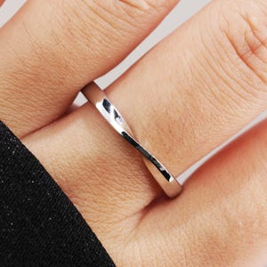 14K White Gold Twist Band, Minimalist Wedding Ring, Elegant Curved Design, Unique Stacking Band for Women, Modern Engagement Ring