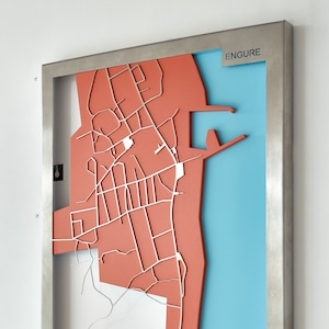 Mapa mural de acero inoxidable ENGURE, LETONIA