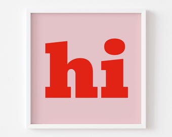 Puede incluir: Una impresión enmarcada en blanco con un fondo rosa y la palabra "hi" en letras rojas en negrita.