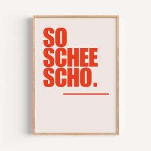 Puede incluir: Una impresión enmarcada con el texto "SO SCHEE SCHO." en rojo sobre un fondo blanco.