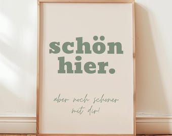 Puede incluir: Una impresión enmarcada con el texto "schön hier. aber noch schöner mit dir!" en verde claro sobre un fondo crema.