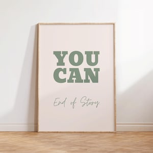 Op de afbeelding: Een ingelijst print met een lichtroze achtergrond en een saliegroene motiverende quote die "YOU CAN End of Story." luidt.