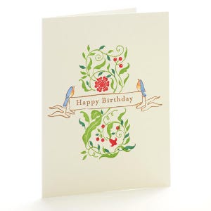 Może przedstawiać: Kremowa kartka urodzinowa z kwiatowym wzorem. Karta zawiera zielone pnącza, czerwone jagody i czerwony kwiat. Dwa niebieskie ptaki siedzą po obu stronach banera z napisem "Happy Birthday".