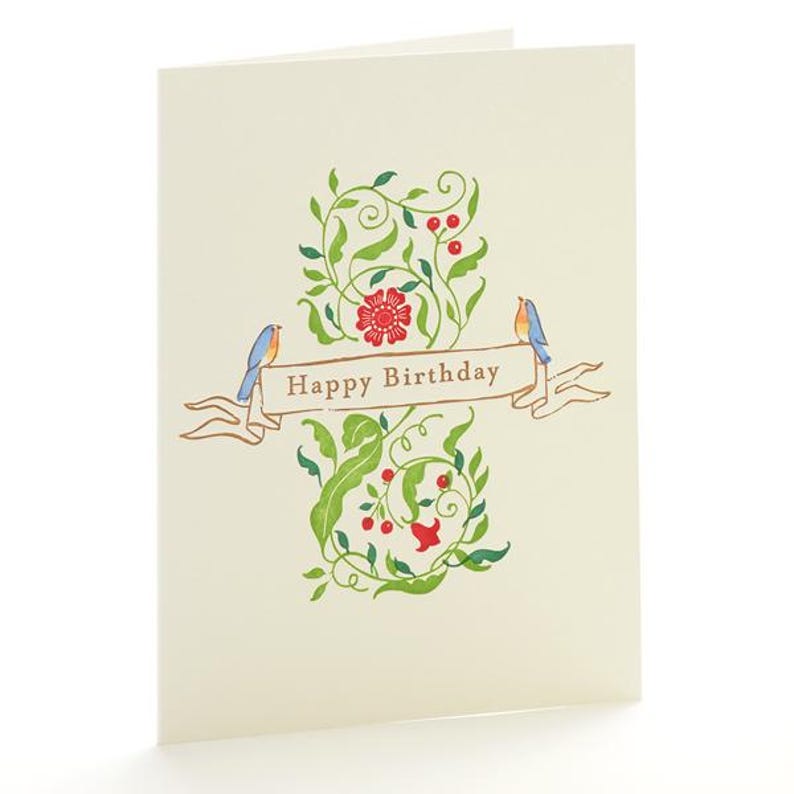 Może przedstawiać: Kremowa kartka urodzinowa z kwiatowym wzorem. Karta zawiera zielone pnącza, czerwone jagody i czerwony kwiat. Dwa niebieskie ptaki siedzą po obu stronach banera z napisem "Happy Birthday".