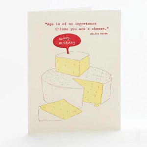 Może przedstawiać: Kremowa kartka urodzinowa z ilustracją o tematyce serowej. Karta zawiera cytat i czerwony dymek z napisem "Happy Birthday". Ilustracja przedstawia stos blok&oacute;w sera i klin.