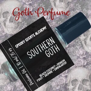 Może przedstawiać: Czarno-biała etykieta z tekstem "Spooky Scents Alchemy" i "Southern Goth" na przezroczystej szklanej butelce z czarną zakrętką. Butelka zawiera 10 ml / 0,35 uncji płynu perfumowanego. Etykieta zawiera r&oacute;wnież informacje o nutach zapachowych: "Kokos plażowy, owoc smoczy, jaśmin, drzewo sandałowe".