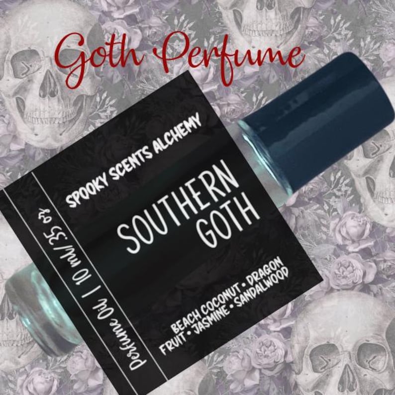 Może przedstawiać: Czarno-biała etykieta z tekstem "Spooky Scents Alchemy" i "Southern Goth" na przezroczystej szklanej butelce z czarną zakrętką. Butelka zawiera 10 ml / 0,35 uncji płynu perfumowanego. Etykieta zawiera r&oacute;wnież informacje o nutach zapachowych: "Kokos plażowy, owoc smoczy, jaśmin, drzewo sandałowe".