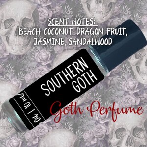 Może przedstawiać: Czarno-biała etykieta z tekstem "Southern Goth" i "Goth Perfume" na przezroczystej butelce ze szkła z czarną zakrętką. Butelka znajduje się na tle czaszek i r&oacute;ż. Etykieta zawiera r&oacute;wnież informacje o nutach zapachowych: kokos plażowy, owoc smoczy, jaśmin, drzewo sandałowe.