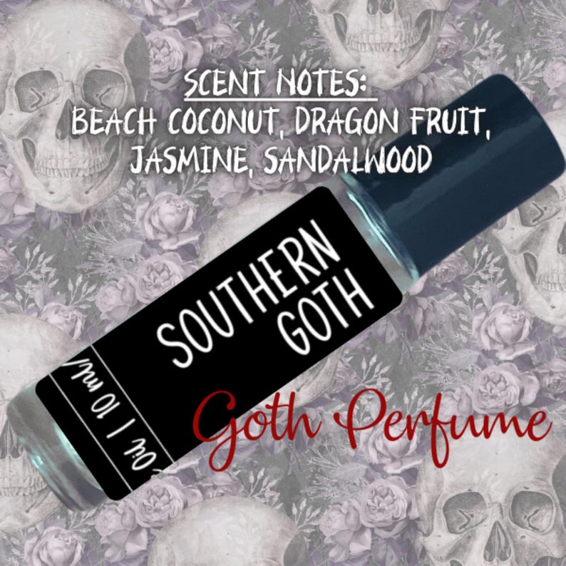 Może przedstawiać: Czarno-biała etykieta z tekstem "Southern Goth" i "Goth Perfume" na przezroczystej butelce ze szkła z czarną zakrętką. Butelka znajduje się na tle czaszek i r&oacute;ż. Etykieta zawiera r&oacute;wnież informacje o nutach zapachowych: kokos plażowy, owoc smoczy, jaśmin, drzewo sandałowe.