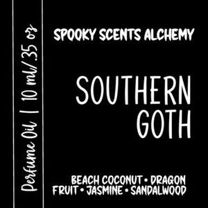 Może przedstawiać: Czarno-biała etykieta z tekstem "SPOOKY SCENTS ALCHEMY" i "SOUTHERN GOTH" w czcionce gotyckiej. Etykieta zawiera r&oacute;wnież tekst "Perfume Oil | 10 ml / .35 oz" oraz listę nut zapachowych: "BEACH COCONUT - DRAGON FRUIT - JASMINE - SANDALWOOD".