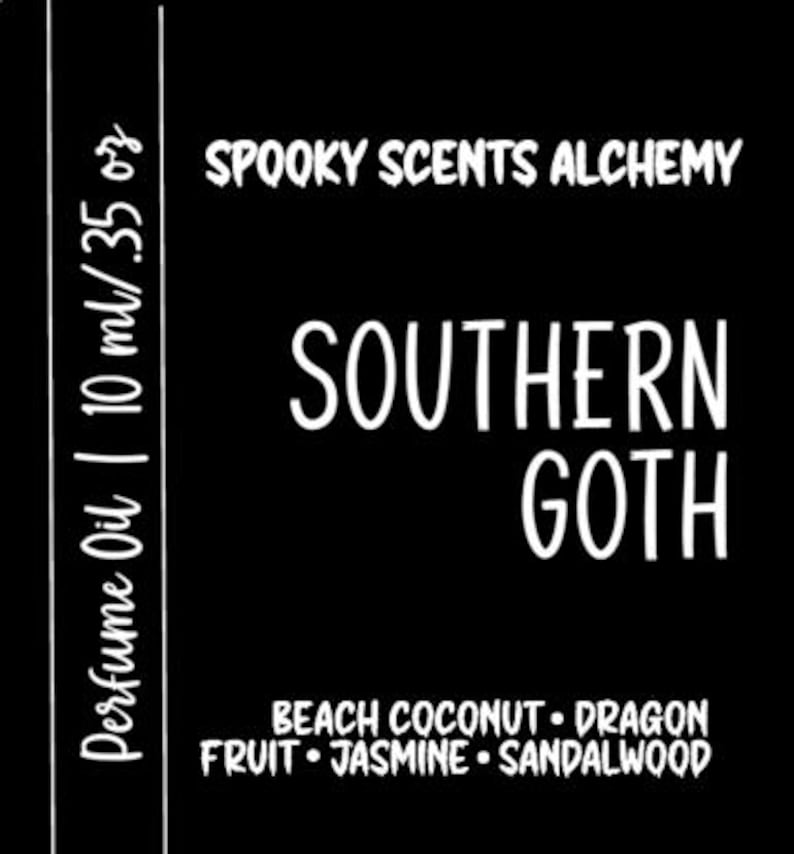 Może przedstawiać: Czarno-biała etykieta z tekstem "SPOOKY SCENTS ALCHEMY" i "SOUTHERN GOTH" w czcionce gotyckiej. Etykieta zawiera r&oacute;wnież tekst "Perfume Oil | 10 ml / .35 oz" oraz listę nut zapachowych: "BEACH COCONUT - DRAGON FRUIT - JASMINE - SANDALWOOD".