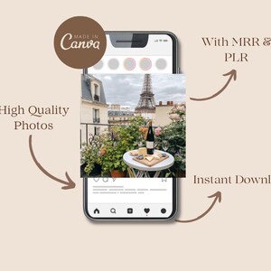 Pu&ograve; includere: Una foto di un balcone parigino con vista sulla Torre Eiffel. Una bottiglia di vino e un piatto di formaggio sono su un tavolo con una tovaglia bianca. La foto &egrave; stata scattata dallo schermo di un telefono e ha uno sfondo bianco.