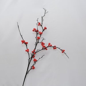 Künstlicher Zweig der Stechpalme mit roten Beeren, Weihnachts-Beerenstiel, Blumendekor für das Haus, festliche Blumenschmuck-Tischdekoration