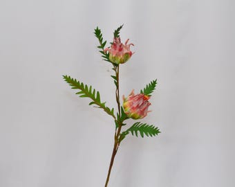 Puede incluir: Un solo tallo de flores artificiales con dos capullos de flores rosas y naranjas y hojas verdes.