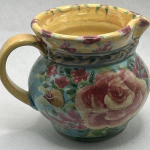Sandy Kreyer Art Pottery Cream kanna stor rose cottage Core blå gul rosa Signerad