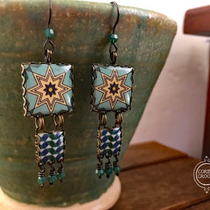 ボヘミアンイヤリング、ボヘミアンイヤリング、カリフォルニアギフト、カリフォルニアタイルイヤリング、フォークアートイヤリング、陶器模様、スターイヤリング、ダングル、ティール