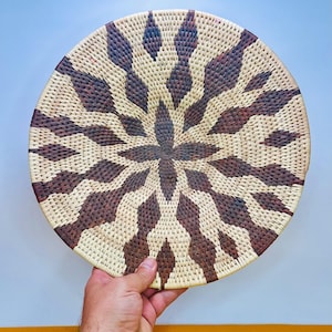 Mokolo vävd korg. 33 cm i diameter. Geometriskt mönster. Okavangofloden, Botswana.