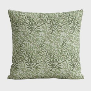 Funda de cojín William Morris Willow Bough verde salvia, almohada decorativa con estampado de hojas, hecha a mano en el Reino Unido.