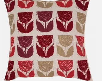 Kussenhoes met rode klaproos bloemen: handgemaakt katoenen sierkussen