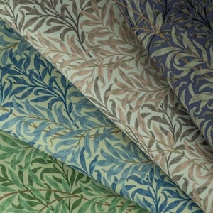 Op de afbeelding: Vier stofstalen met een herhalend patroon van gestileerde wilgentakken in verschillende kleurcombinaties. De stalen zijn groen, blauw, roze en paars.