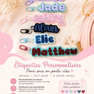 Pode incluir: Chaveiros com nomes personalizados em várias cores, incluindo rosa, roxo, verde e azul. Cada chaveiro apresenta um nome com detalhes brilhantes e um fecho a condizer. A imagem também inclui texto em francês.