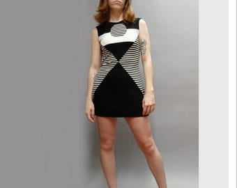 Vestido mini blanco y negro de manga larga, estilo espacial de los años 60, estilo moderno con bloques de color, estilo óptico, mediados de siglo, estilo atómico, psicodélico, vintage, tejido de punto a rayas.