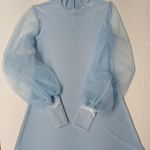 Vestido corto de cuello alto y manga larga en azul cielo de terciopelo para cóctel, fiesta, gasa, bonito, moderno, años 60, cuento de hadas, vintage, obispo, día, era espacial, transparente.