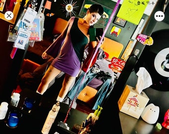 Vestido corto estilo años 70 con mangas acampanadas, estampado gráfico, estilo mod hippie retro de los 60, generación Z, bloques de color naranja, minimalista, minivestido bicolor blanco y negro 50/50