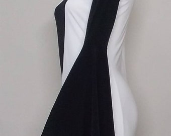Bell Sleeve Dress 60s Mod Retro Fashion Split-Tone, Bicolor, Two Tone Black and White Dress, Minimalist, Mini Dress, go go Dress, pagoda