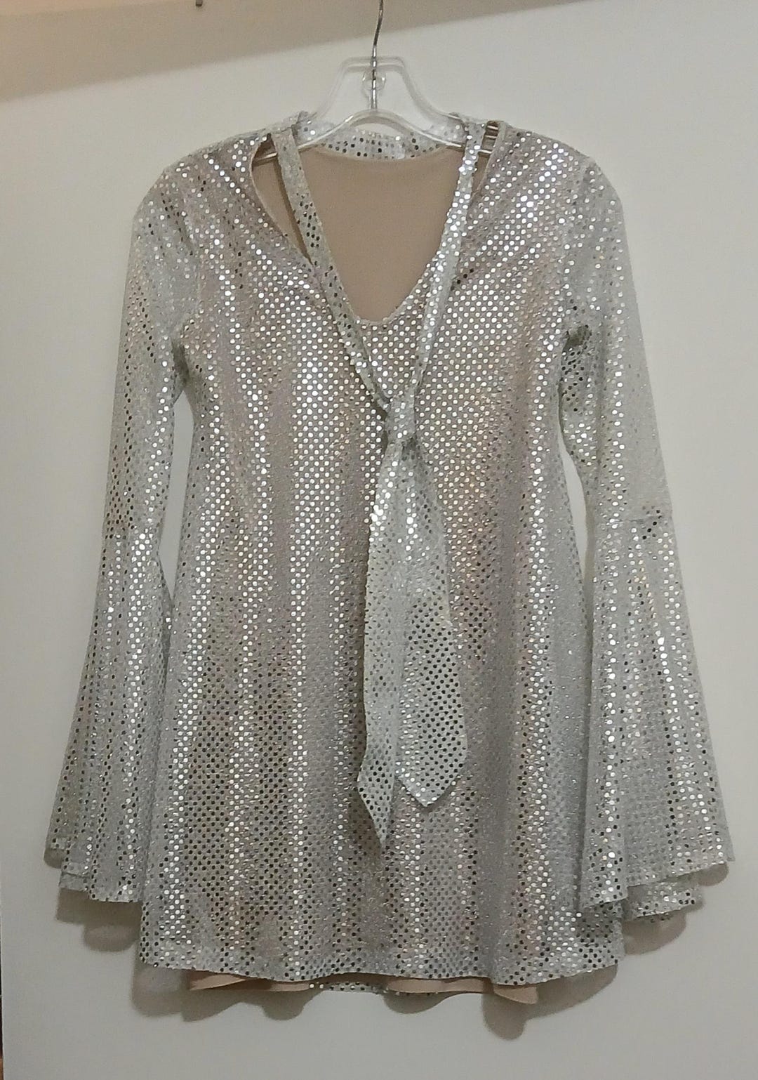 bell sleeve mini dress 70s Quick & easy no-pattern bell-sleeve Model is wearing a digital dress mock up only to provide an idea how it may look on a person 33 Bell Sleeves ideas |