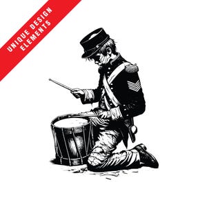 Könnte beinhalten: Schwarzweiß-Illustration eines knienden Soldaten, der Trommel spielt. Der Soldat trägt eine Militäruniform mit Hut und hat einen ernsten Gesichtsausdruck.