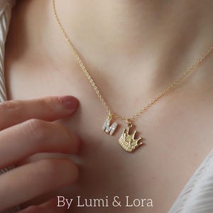 Collar con inicial y dije de corona dorada, delicado collar con dije de letra pavé, regalo personalizado para mejor amiga, regalo de cumpleaños de junio, collar de princesa