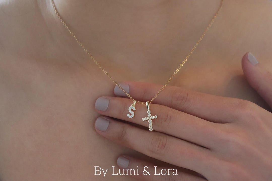 Collier croix en or : breloque pavé, initiale personnalisée, bijoux chrétiens - Etsy France