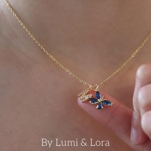 Elegant halsband med fjärilsinitialer: Anpassad bokstavsberlock, blå ädelsten