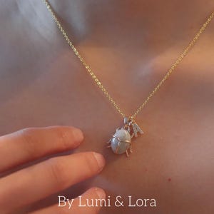 ゴールドワイヤーラップスカラベネックレス：カスタムイニシャルネックレス、クリスタルストーンビートルチャーム、虫ネックレス、昆虫ネックレス、変身ジュエリー